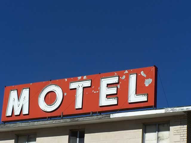 Homem mexe no celular da esposa e se joga do telhado de motel
