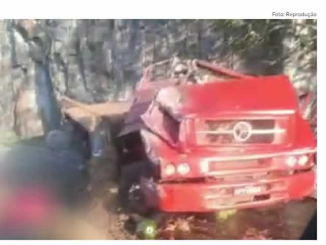 Caminhão carregado de melancia tomba e criança morre; outras duas pessoas em estado grave