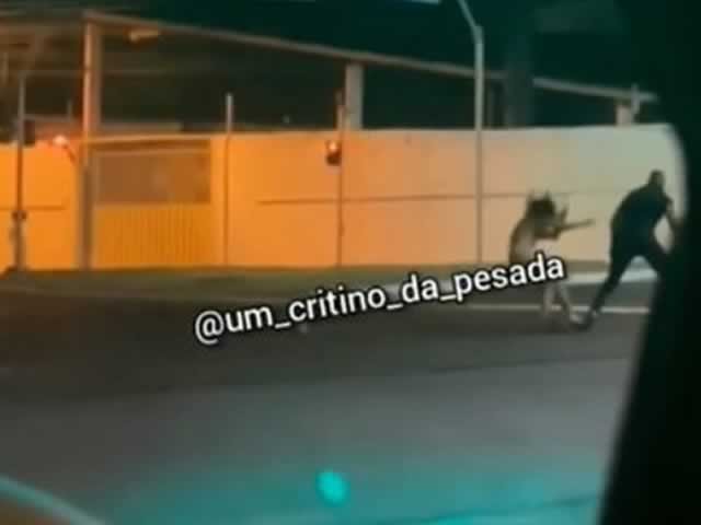 Vídeo mostra briga entre homens e travesti