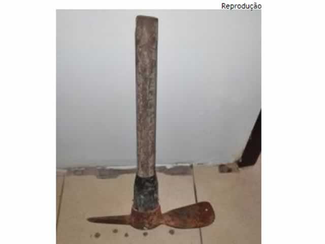 Homem tenta matar desafeto com golpes de picareta em MT