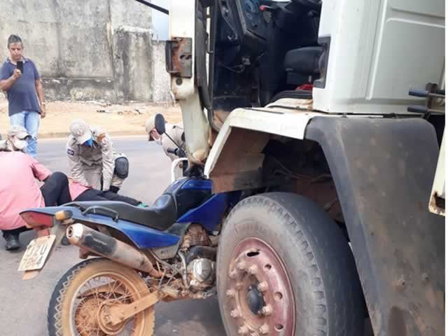 Motociclista sofre acidente com caminhão em Colíder. (Fotos)