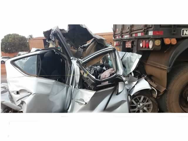 Vídeo mostra carro sendo amassado por carretas na rodovia dos Imigrantes; motorista escapou da morte
