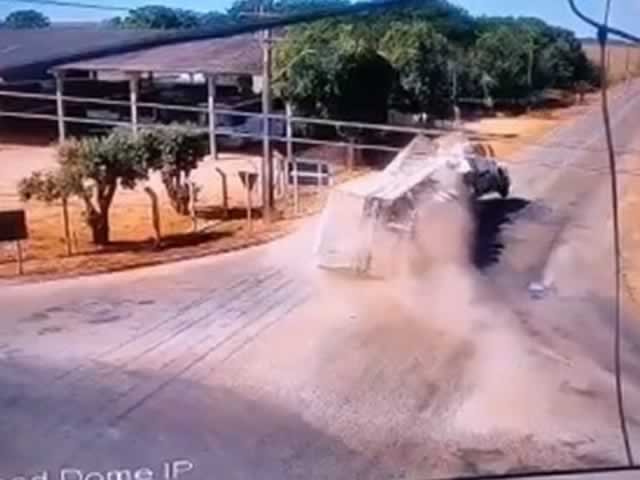 Motorista perde o controle da direção e tomba carreta, ASSISTA O VÍDEO