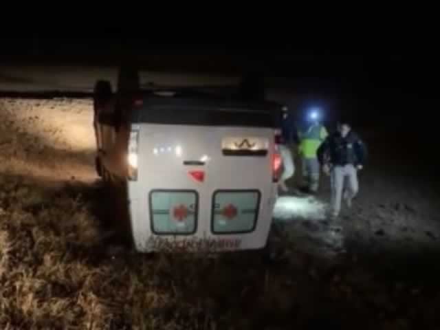 Ambulância tomba na BR-163 e motorista fica ferido