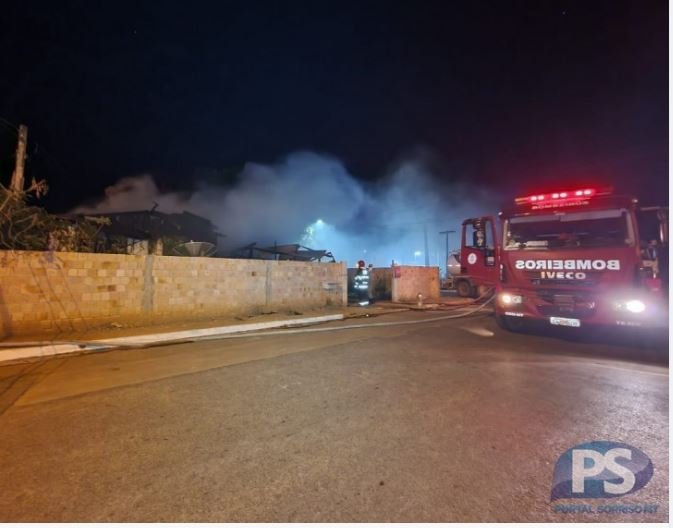Suposto incêndio criminoso deixa casa de madeira destruída. (Fotos)