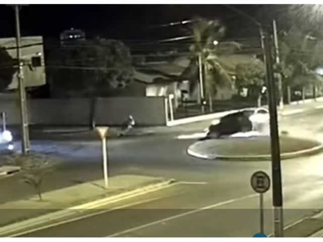 VIDEO Ciclista é atropelado após Corolla pular rotatória