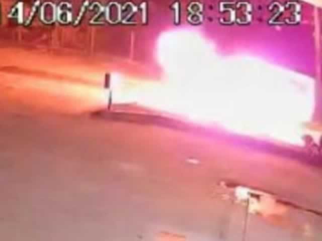 Motos explodem em acidente. (Vídeo)