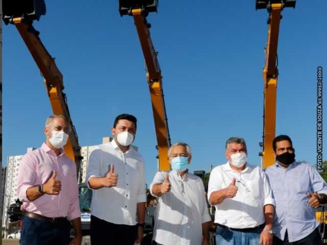 PREFEITO MANINHO AGRADECE AO GOVERNADOR POR MAQUINÁRIOS DESTINADOS AO CONSÓRCIO PORTAL DA AMAZÔNIA