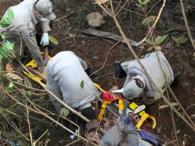 EXCLUSIVO: Mulher em Colíder fica muito ferida em acidente de moto, caiu numa ponte seca. (Vídeo)
