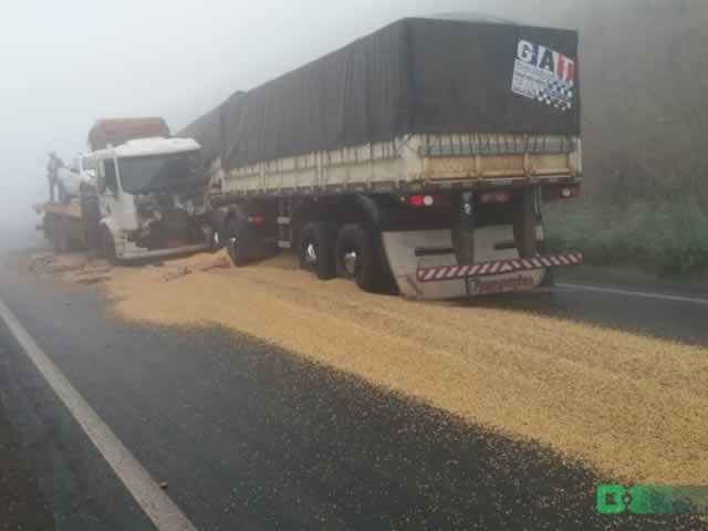 Carreta e caminhão colidem na Serra de Deciolândia. Neblina dificultou visão de motoristas