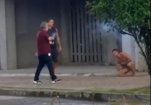 Tarado que se masturbava em público leva tiro de bala de borracha no peito e agoniza no meio da rua; veja vídeo