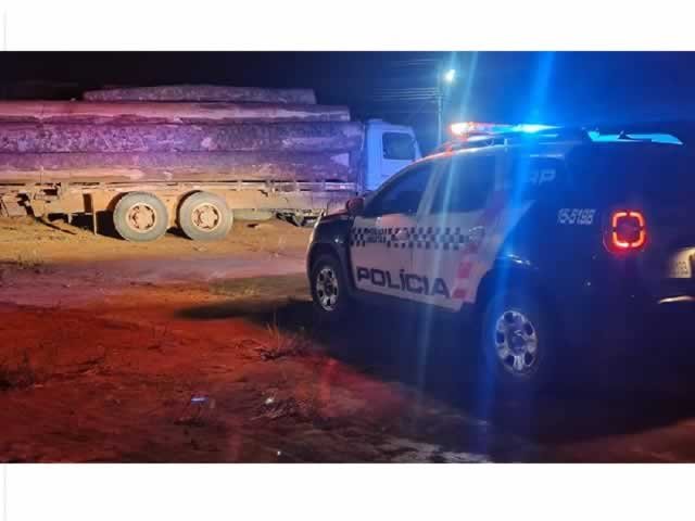Policiais prendem suspeitos por tentativa de suborno após apreender carga de madeira irregular