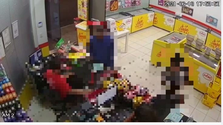 Dupla invade sorveteria e rouba dinheiro do caixa