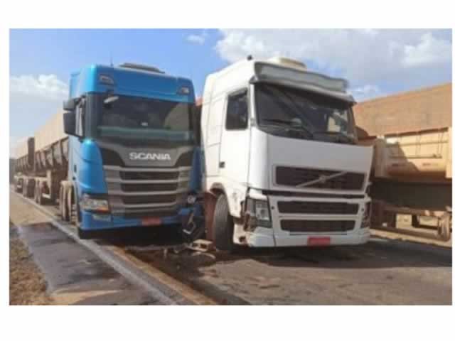 Acidente entre 3 carretas interdita trânsito na BR-163
