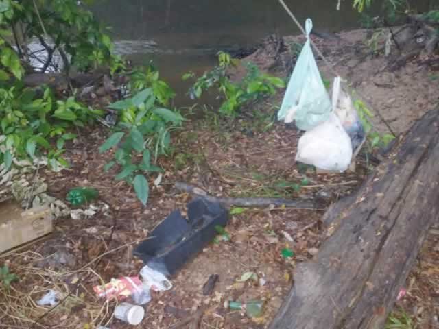 O volume da água no Rio Carapá em Colíder diminui e o do lixo aumenta. (Fotos)