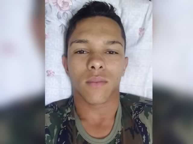 Corpo do Soldado Santiago é encontrado por amigos.