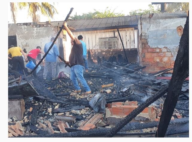Casa de madeira é totalmente destruída pelo fogo em Juara