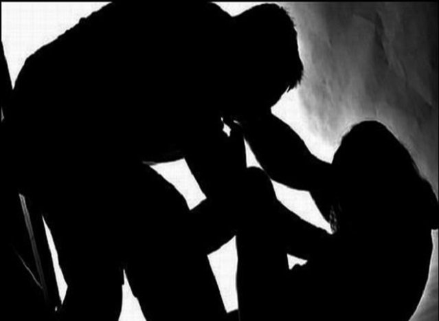 Homem pula muro de residência, estupra ex-mulher e é preso após dormir no sofá