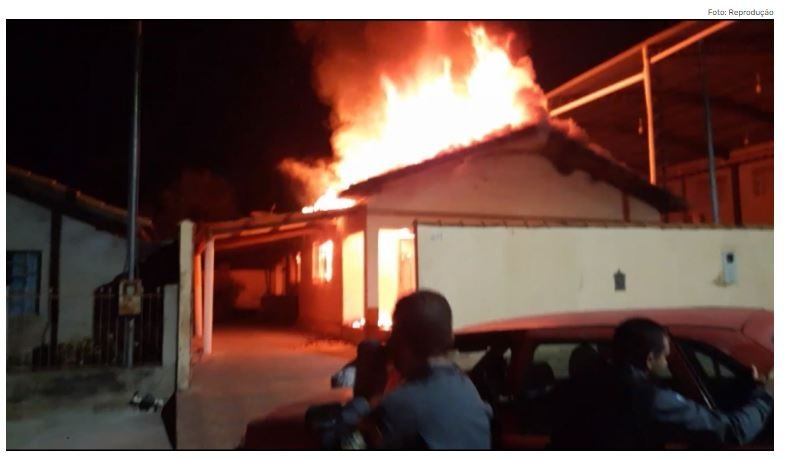Idoso de 77 anos morre carbonizado após residência pegar fogo; veja vídeo