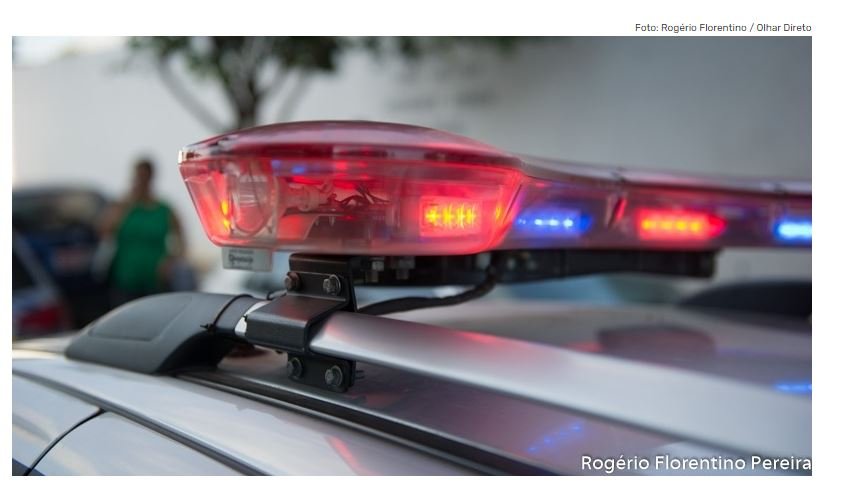 Homem joga mulher no chão e a espanca com diversos chutes na cabeça