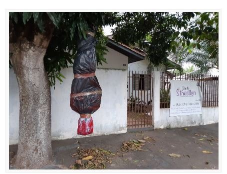 JK acha corpo pendurado em mangueira