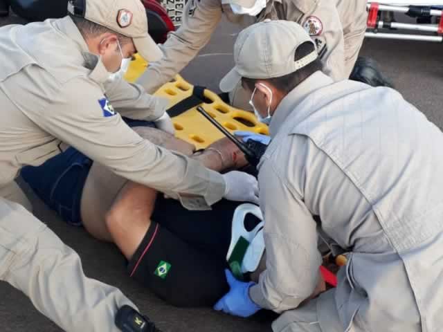 Motociclista em Colíder e atingido por caminhonete dentro de pátio do posto. (Fotos)