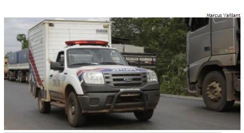Hilux capota e motorista morre preso entre ferragens