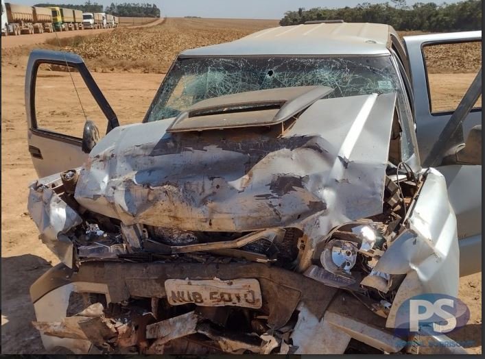 Nove pessoas ficam feridas em colisão de caminhonetes. (Fotos)