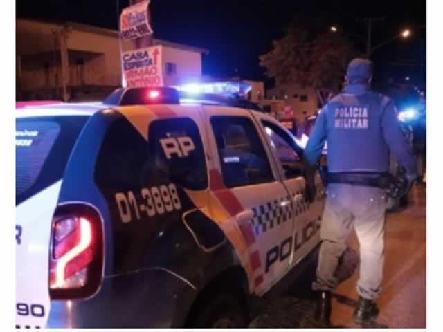 Por ciúmes, mulher se nega a sair de casa e quebra moto e caixa de som do ex no Pq das Emas