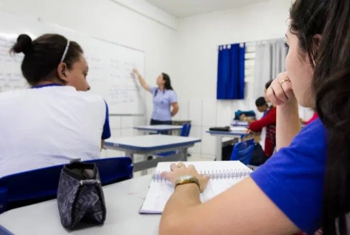 Aulas presenciais em Mato Grosso só retornam com 100% dos profissionais da educação vacinados