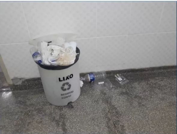 Funcionários que limpam hospital em MT entram em greve por falta de pagamento e lixo fica acumulado em corredores