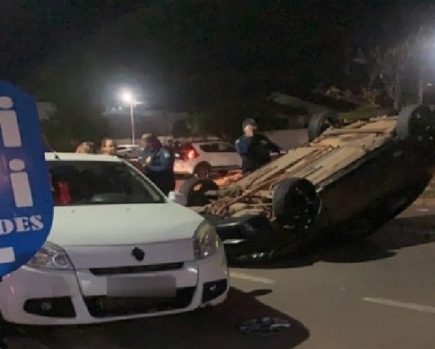 Motorista perde o controle de carro, bate em outro parado e tomba
