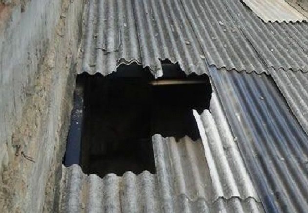 Menor cai de telhado de mercado após invadir casa