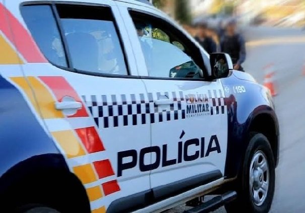 Médico abandona esposa em hospital, agride amiga da esposa com soco, ameaça policiais com marreta e tenta carregar mudança escondido da esposa
