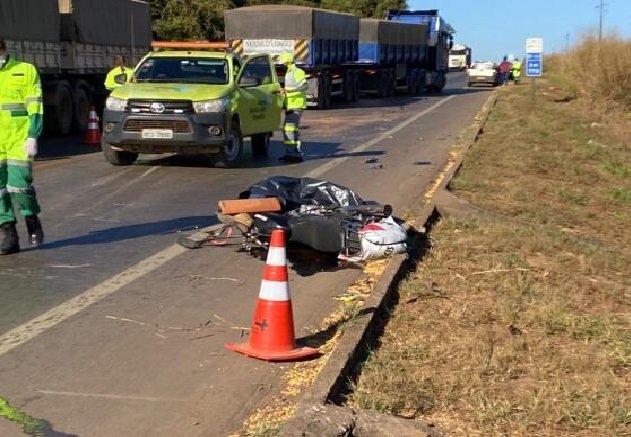 Batida entre carreta e moto deixa piloto morto e mulher em estado grave