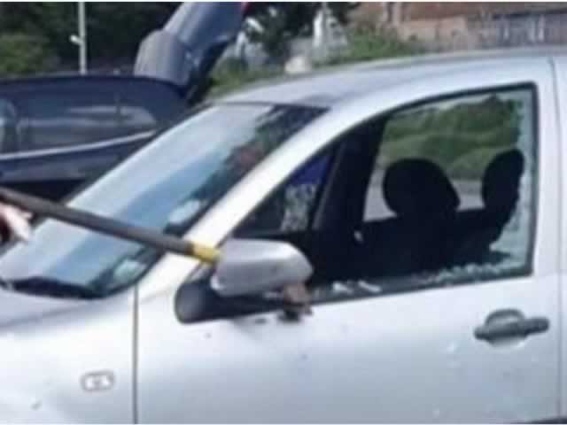 Homem danifica carro onde estava ex-namorada, com marreta e machado, querendo os prints de conversa entre os dois