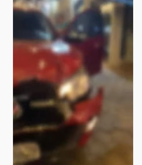 Mulher flagra marido com garota de programa e destroi carro de empresa