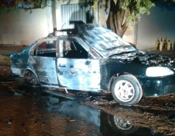 COLÍDER: Homem tem Honda Civic totalmente destruído por chamas. (Vídeo)