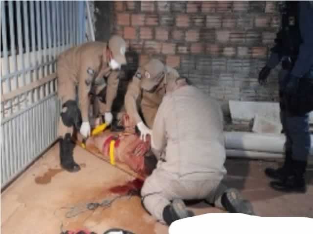Mulher é violentamente agredida pelo marido que ainda cavou uma vala para enterra-la. (Fotos)