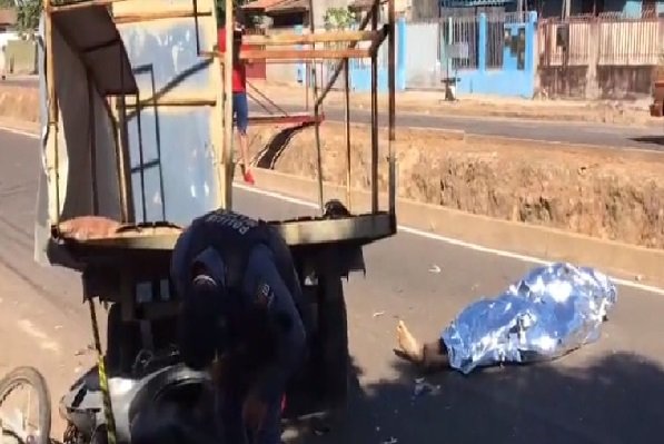 Homem morre após bater em carretinha parada