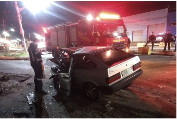 Motorista na contramão atinge moto, carro e mata duas pessoas
