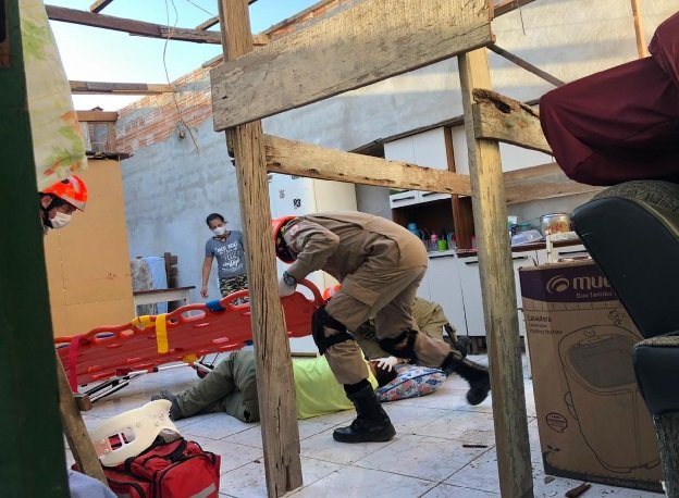 Homem fica ferido após cair de telhado de casa