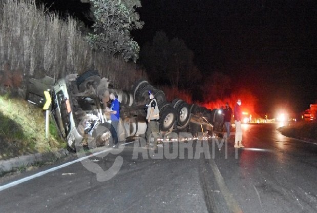 Carreta carregada de telha tomba na Serra