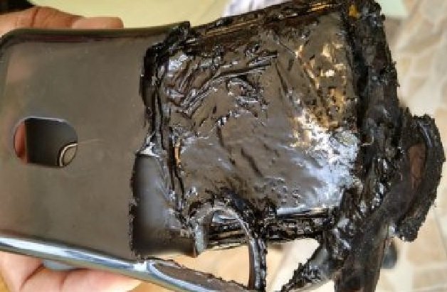 Celular pega fogo no bolso de motociclista e causa acidente