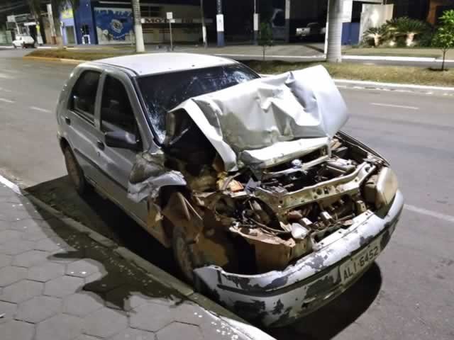 EXCLUSIVO:Motorista em Colíder perde controle e acaba com frente de veículo. (Fotos)