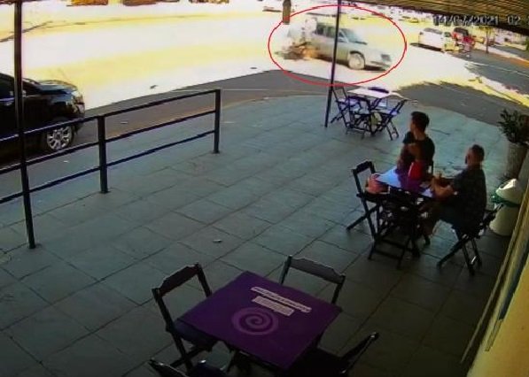 Motociclista 'voa' em acidente entre moto e Corsa em cruzamento
