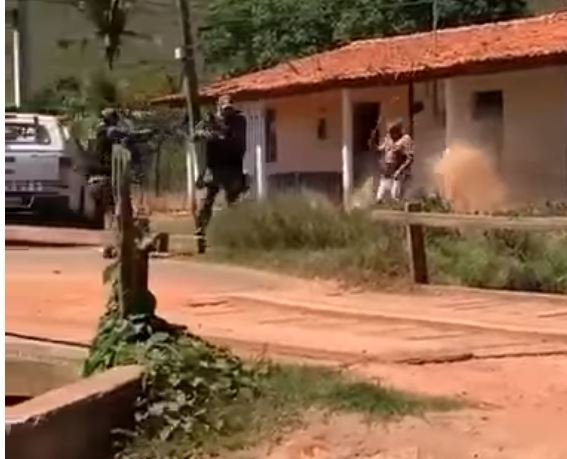 (Vídeo) Idoso ameaça Polícia Militar com arma branca e é atingido por disparos