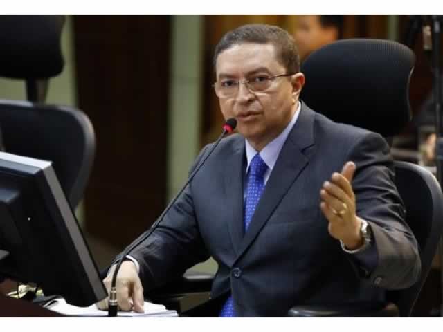 Conselheiro contraria deputados e manda governo manter taxação do sol