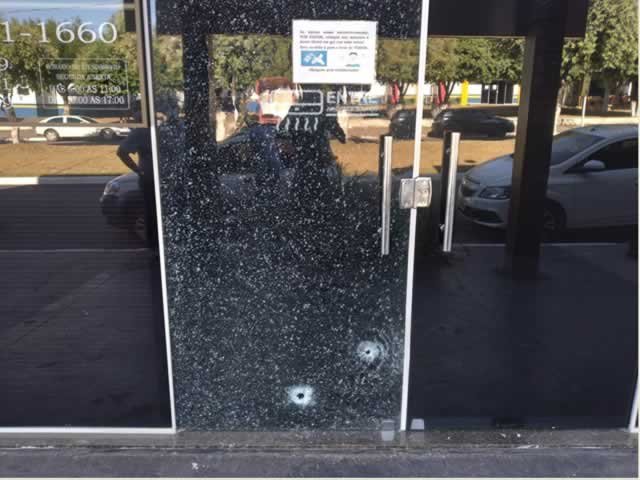 Escritório de advogados em Colíder é brutalmente violado por disparos durante à madrugada. (Vídeo)