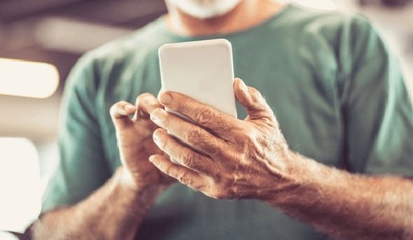Idoso, de 63 anos, perde R$ 4 mil após trocar mensagens com ''novinha'' pela internet